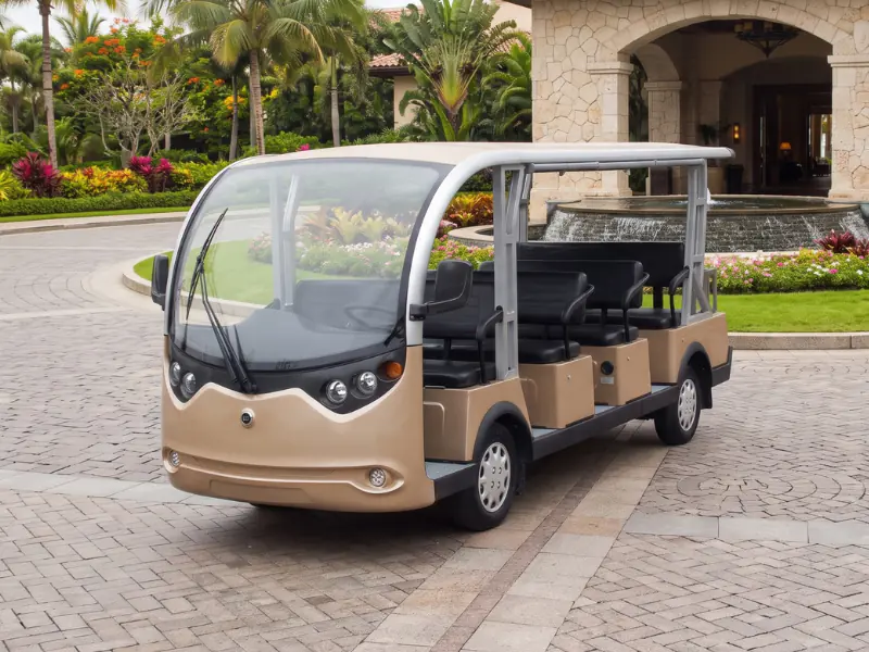 Autobús eléctrico ECO E-Bus S11 de once plazas en la entrada de un resort