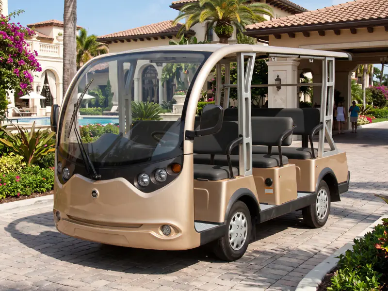 Autobús eléctrico ECO E-Bus S8 de ocho plazas en un resort
